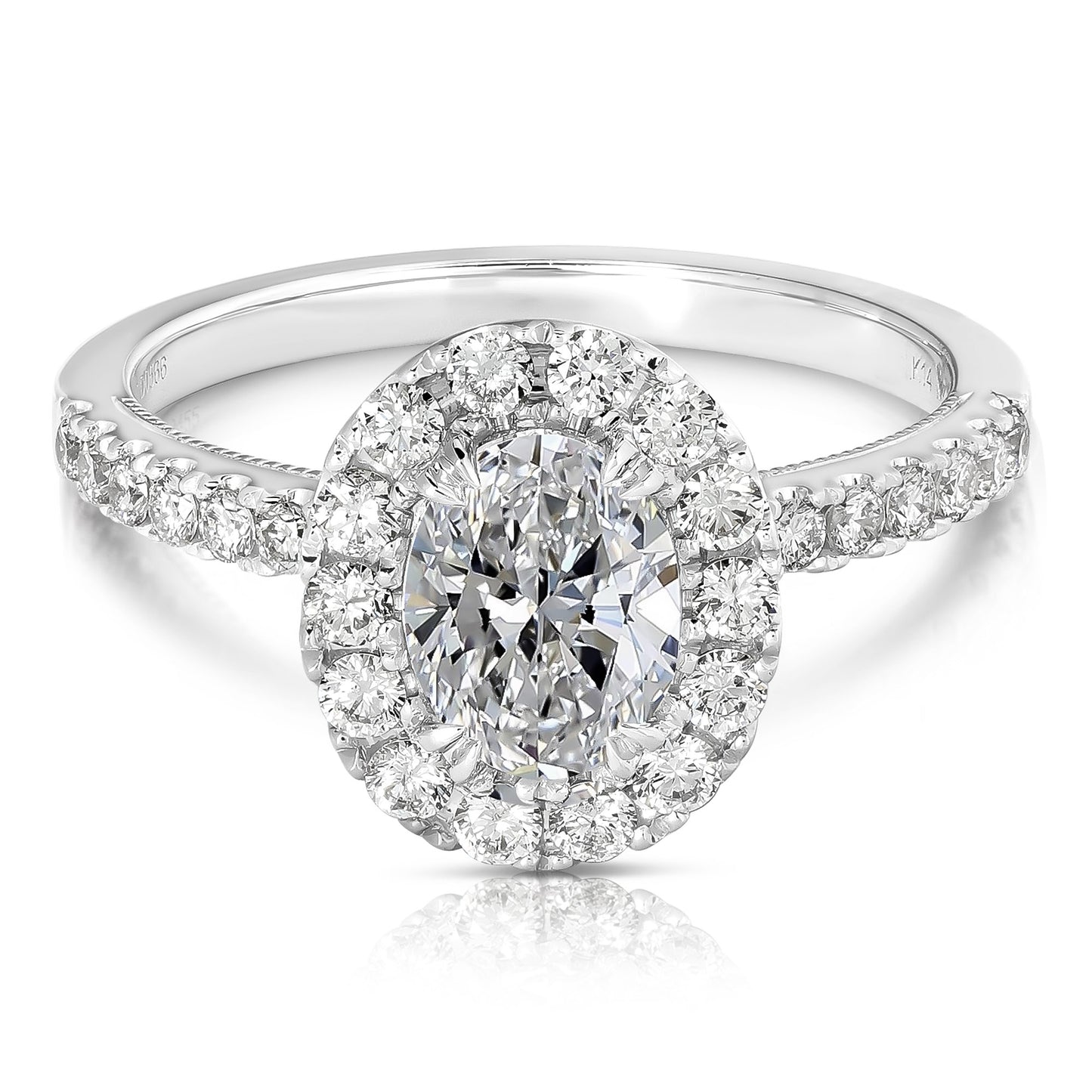1 個 CT 中心橢圓形光環鑽石訂婚戒指