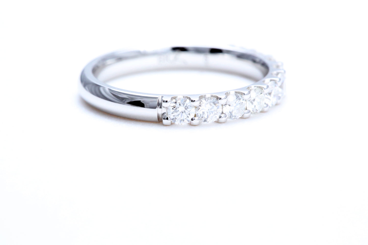 18K 白金極簡主義密釘鑽石戒指，總重量為 3/4 克拉