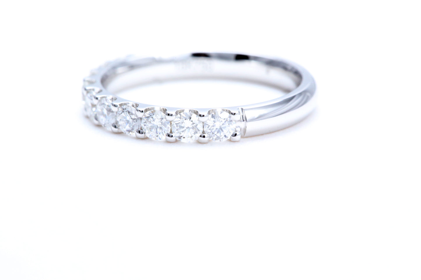 18K 白金極簡主義密釘鑽石戒指，總重量為 3/4 克拉
