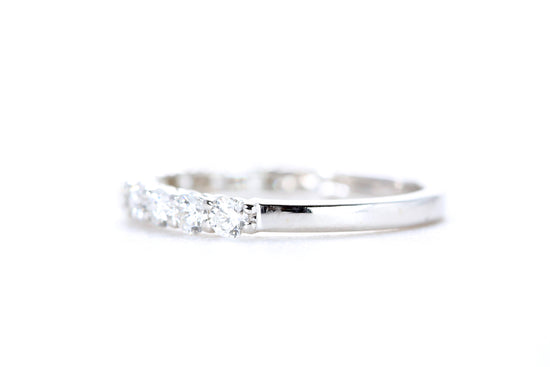 Round Brilliant Cut Diamond Band