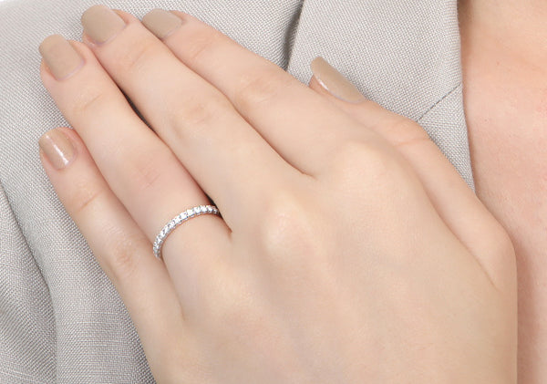 14K 白金極簡主義密釘鑽石戒指，總重量為 1/3 克拉